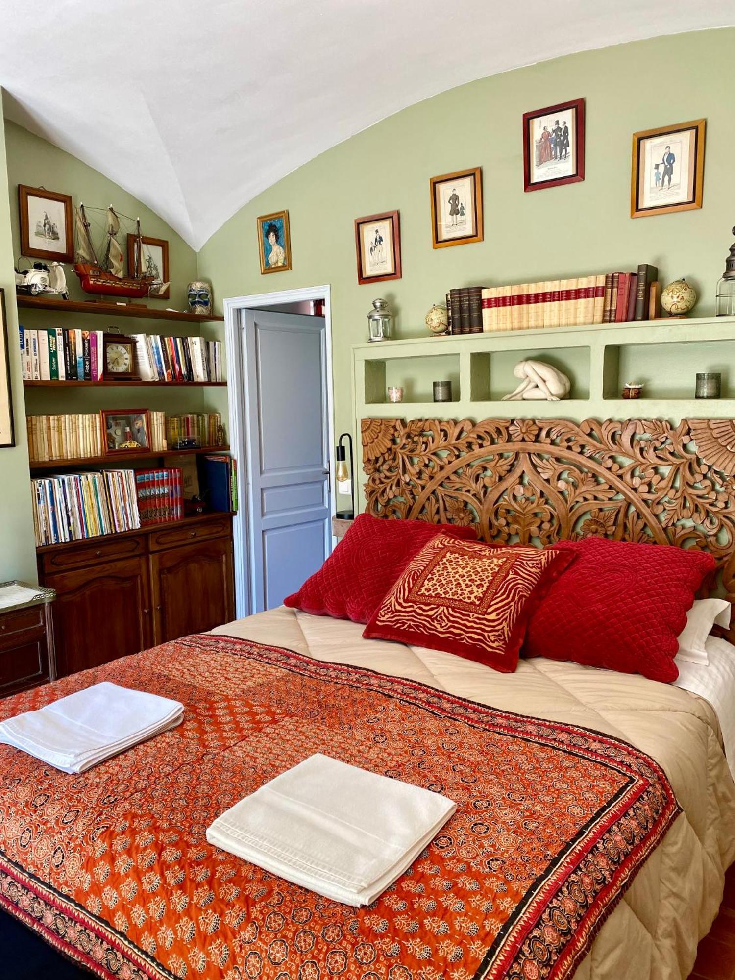 Bed and Breakfast Domaine Du Commandeur Mondragon Екстер'єр фото